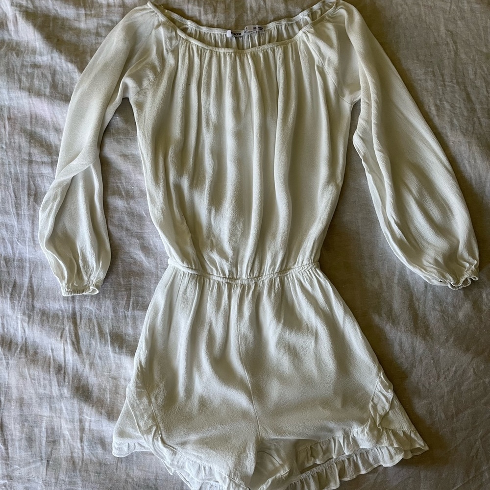 Fraiche Women’s White ruffled Romper, size 0